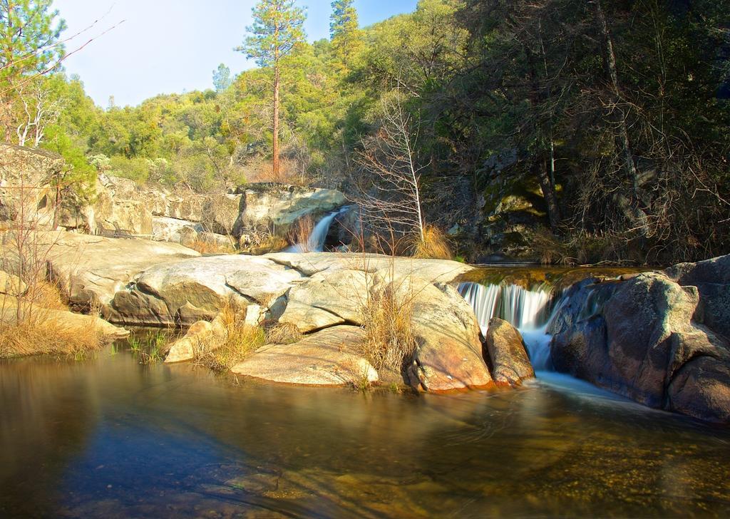 Riverfront Property With Waterfalls Near Yosemite And Bass Lake Oakhurst Oda fotoğraf